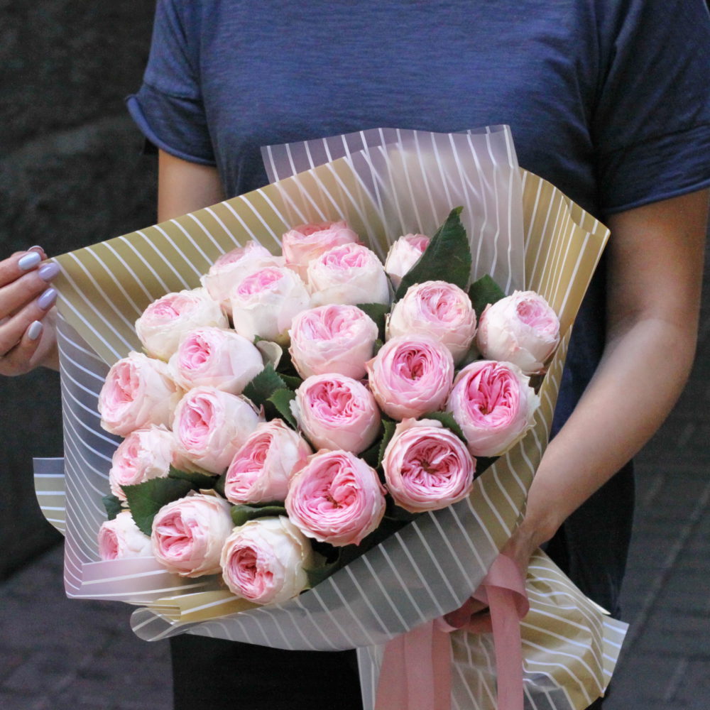 Монобукет пионовидных розовых роз