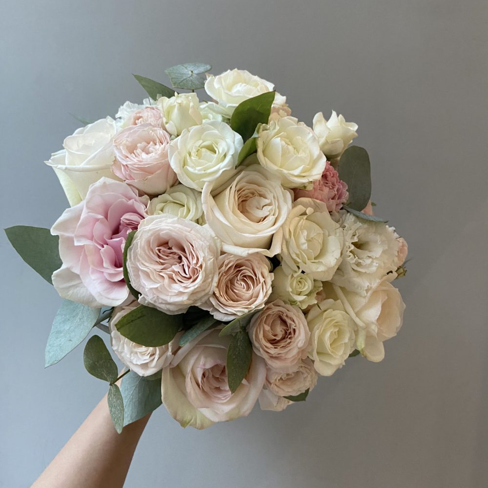 Свадебный букет с розами и эвкалиптом