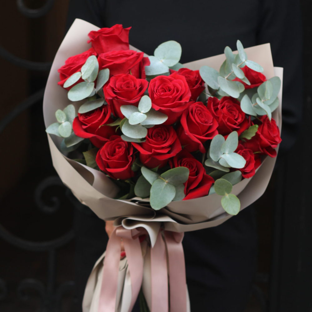 Красные розы с эвкалиптом 15 штук
