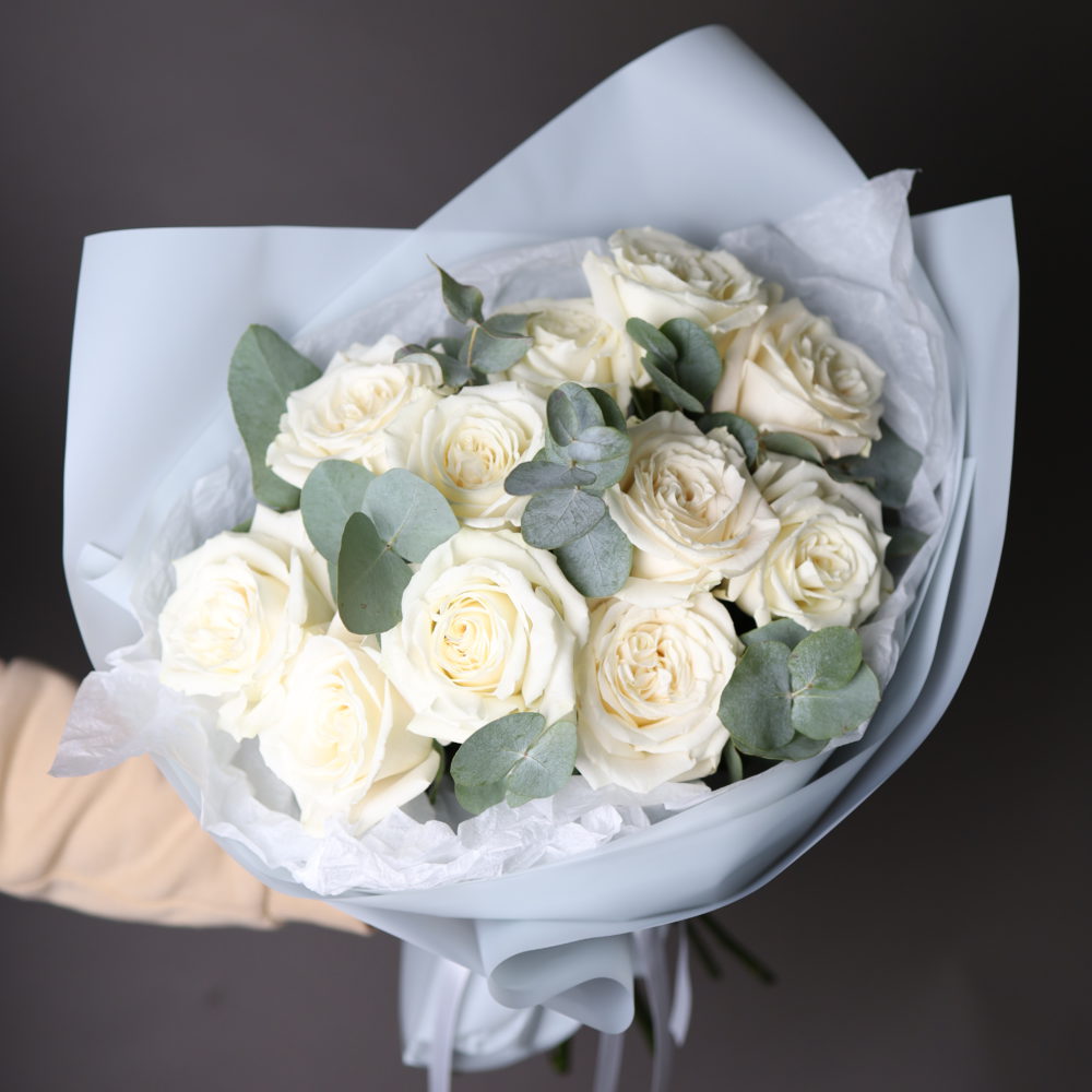 Монобукет Белые розы и эвкалипт 11 штук