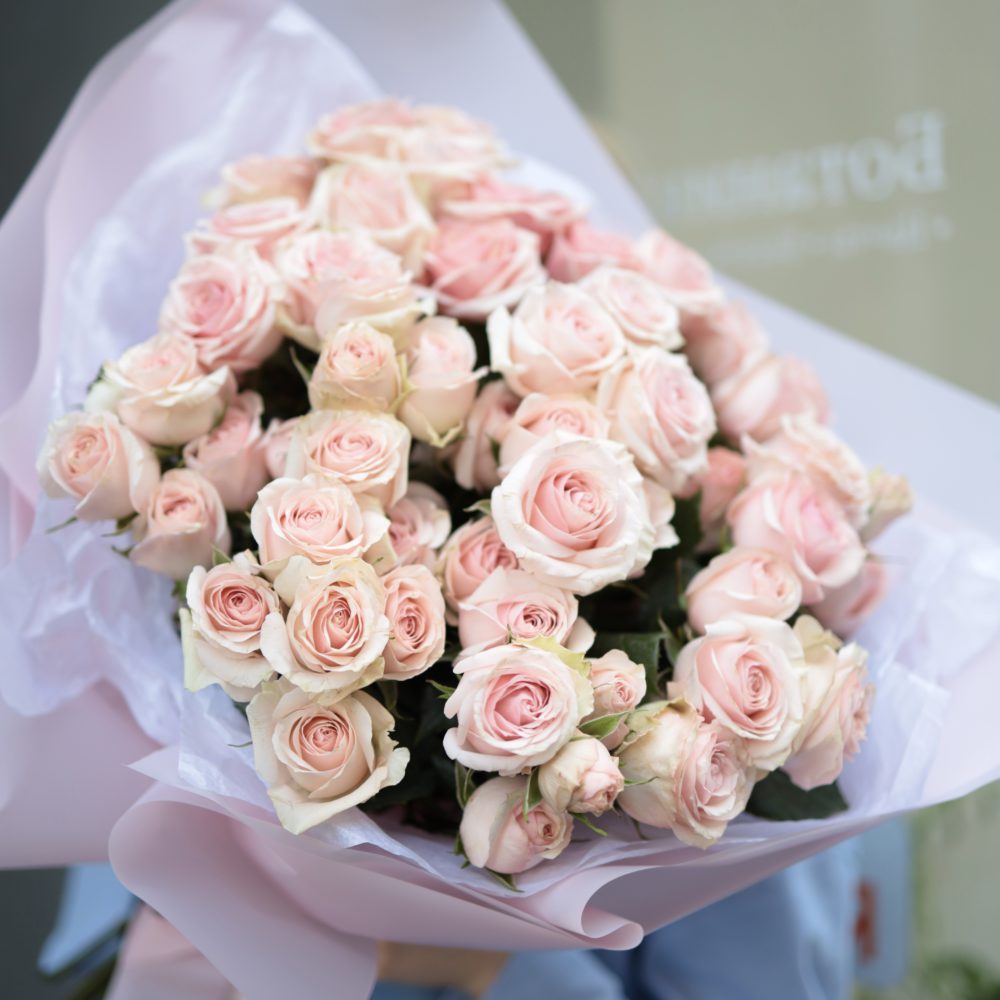 Монобукет из кустовых розовых роз