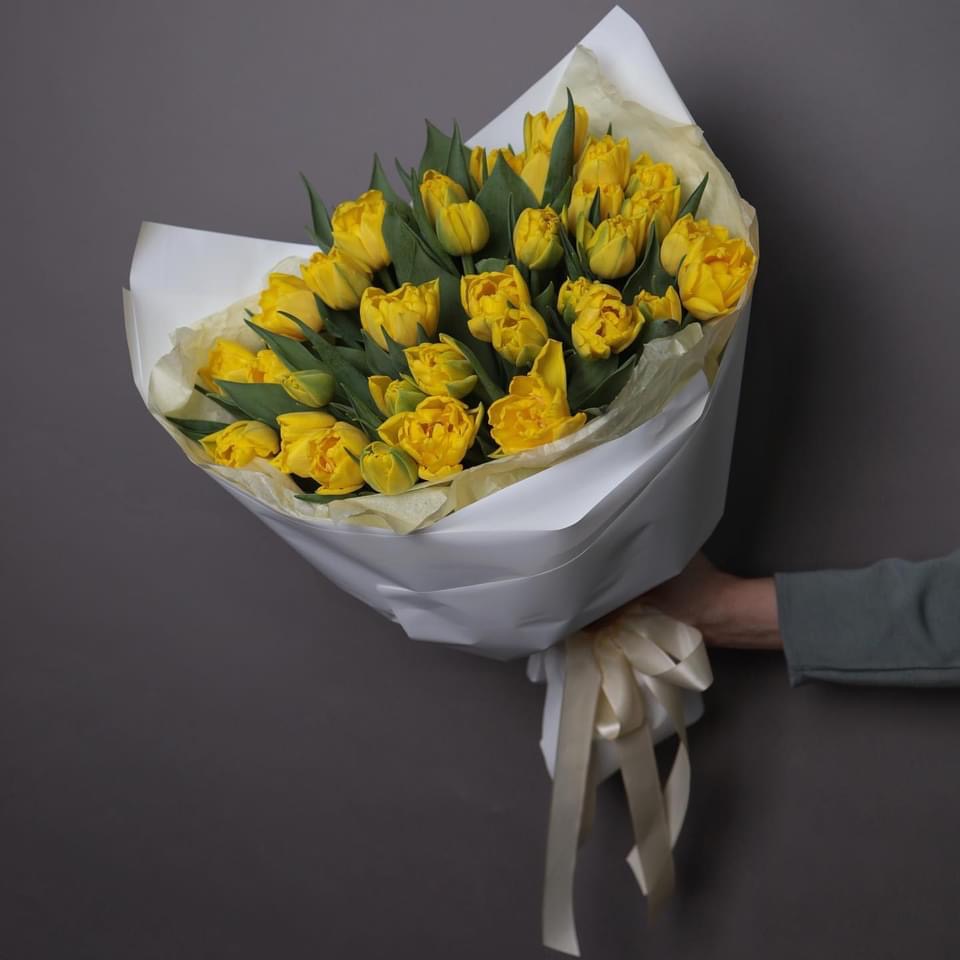 Монобукет из желтых пионовидных тюльпанов 31 шт