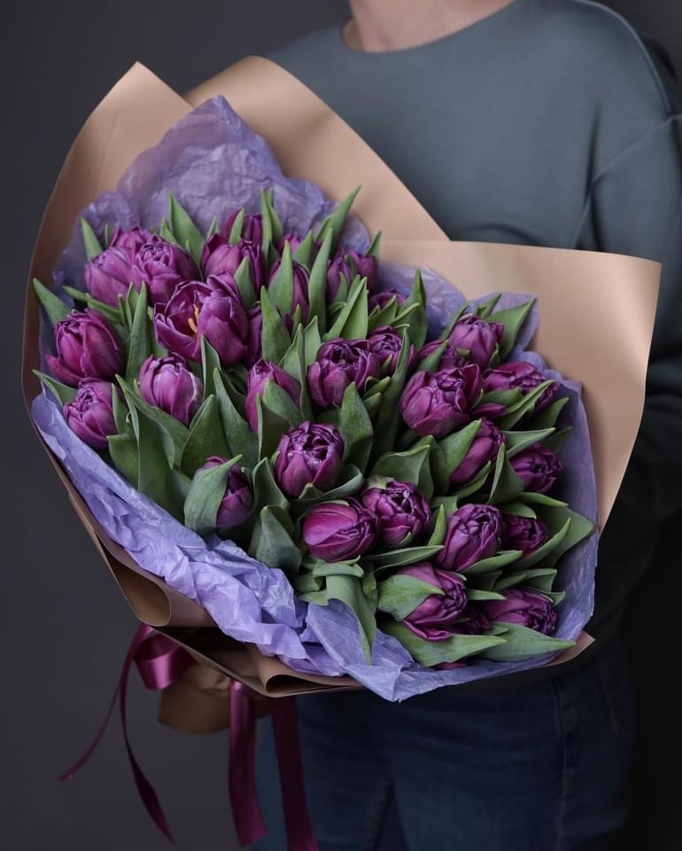 Монобукет из пионовидных фиолетовых тюльпанов 31 шт