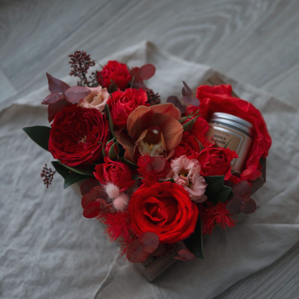 Композиция в форме сердца “I love you” с цветами