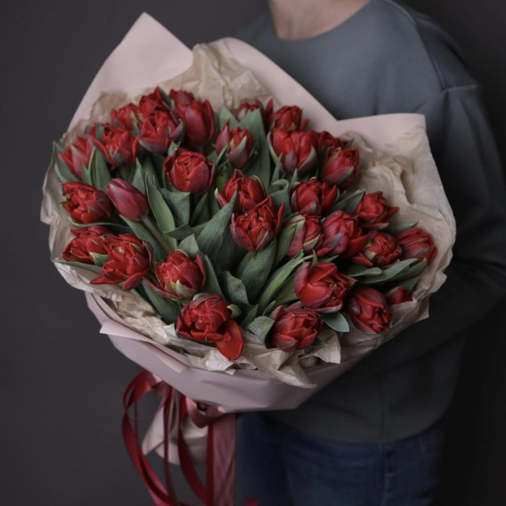 Монобукет 35 красных махровых тюльпанов