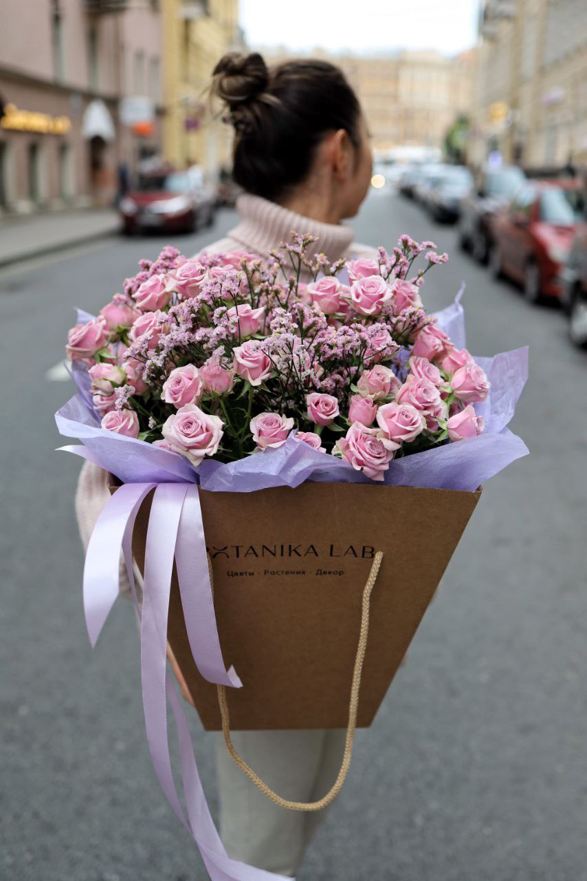 Коробка кустовых роз с лимониумом