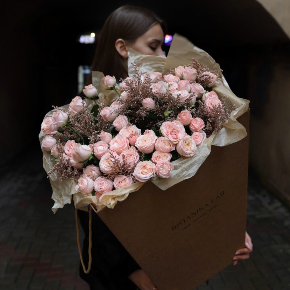 Коробка пионовидных кустовых роз с золотарником