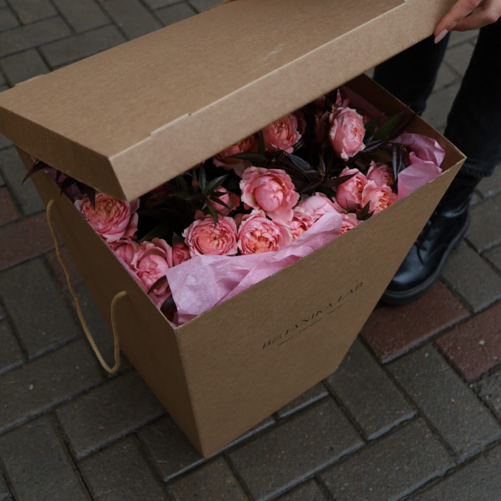 Коробка пионовидных кустовых роз с леукотое