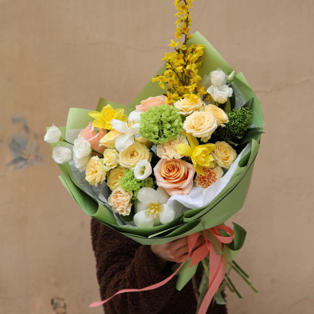 Авторский букет "Сочная весна" с тюльпанами размер M