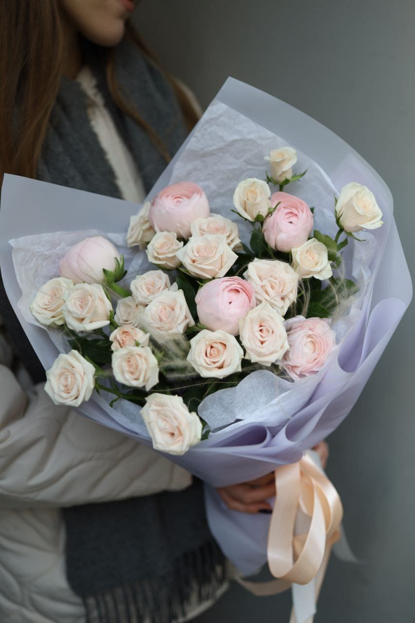 Дуо Букет Дуо Букет с ранункулюсами и кустовыми розами, размер S