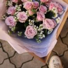 Кустовые розы со статицей в коробке-переноске Фото 2