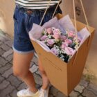 Кустовые розы со статицей в коробке-переноске Фото 3
