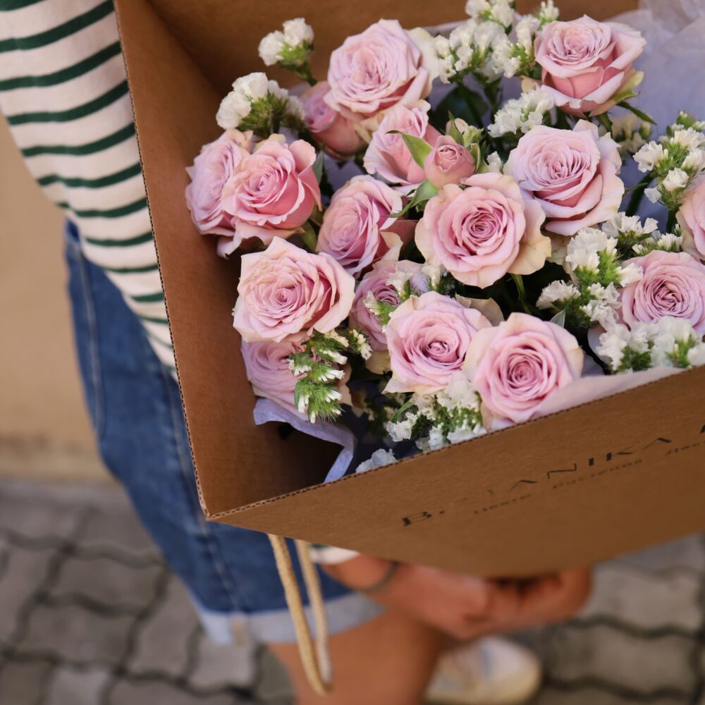 Кустовые розы со статицей в коробке-переноске