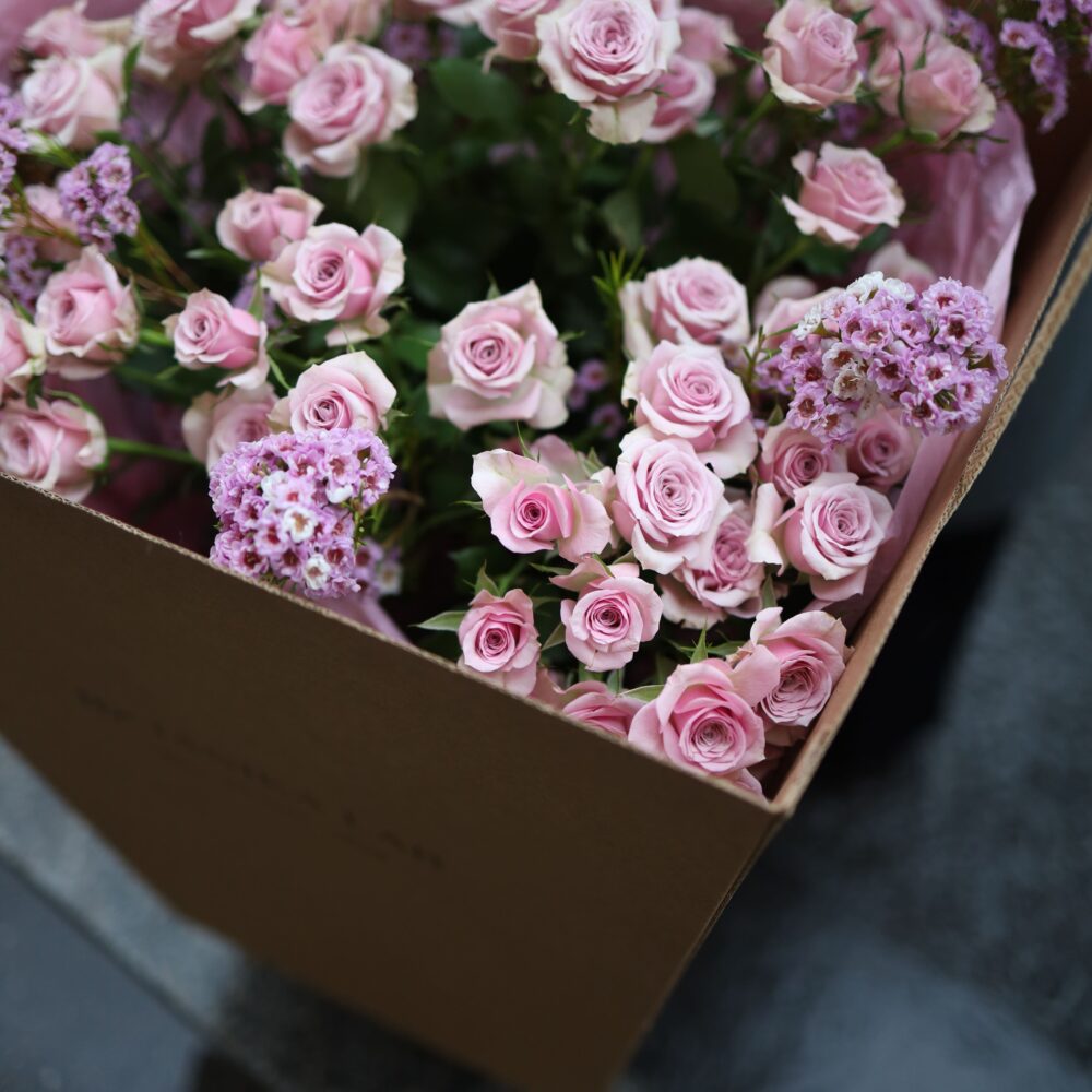 Коробка кустовых роз с ваксфлауэром размер М