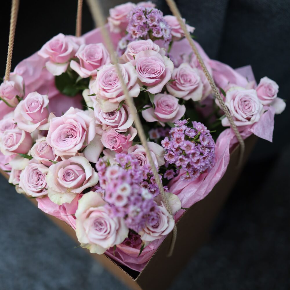 Коробка кустовых роз с ваксфлауэром размер S
