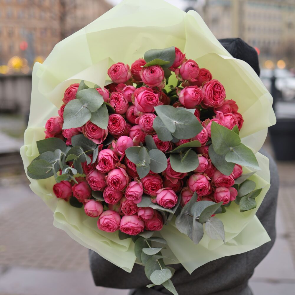 Букет кустовых роз "Жизель" с эвкалиптом размер М