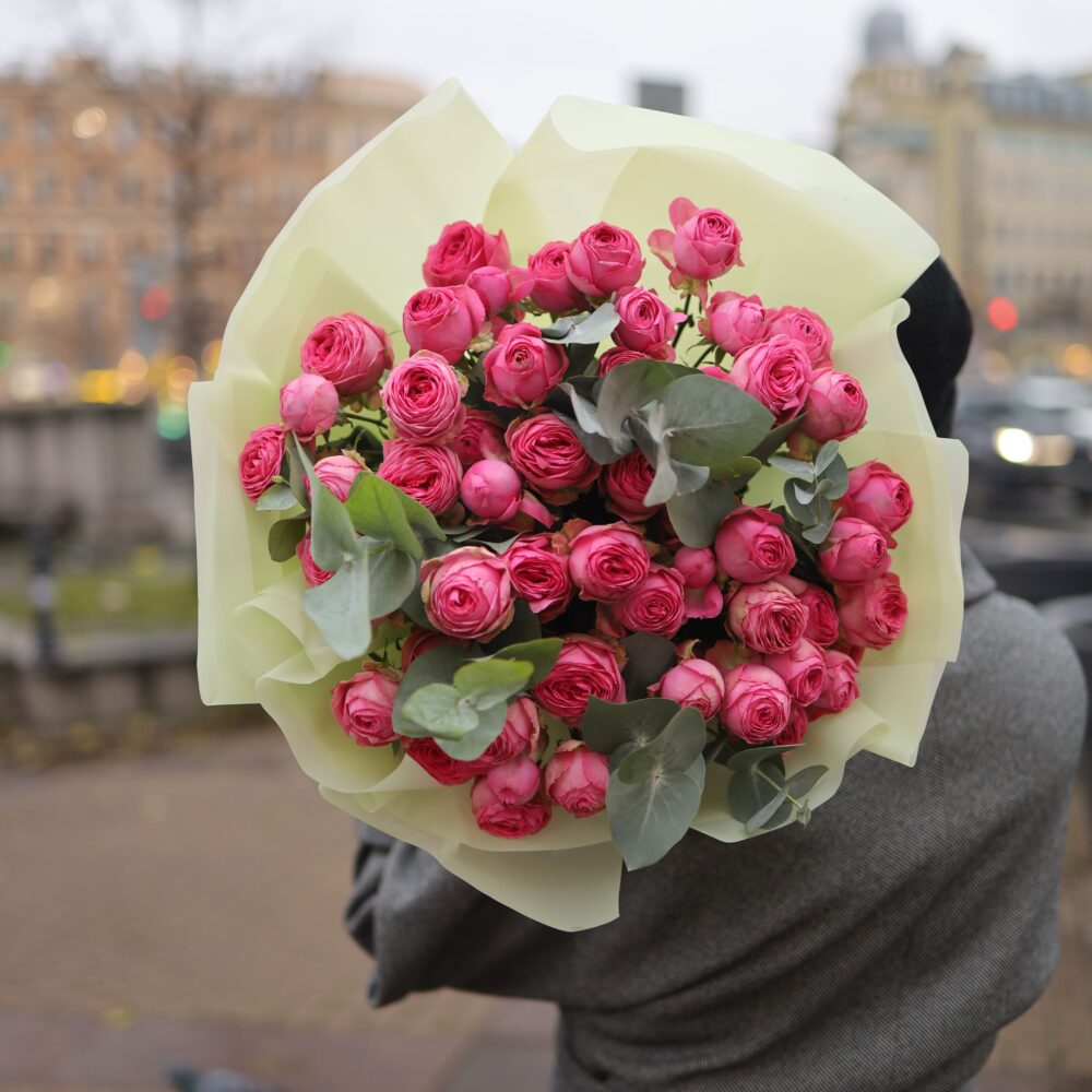 Букет кустовых роз "Жизель" с эвкалиптом размер S