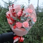 Букет с илексом и эвкалиптом Персиковый снег Фото 4