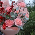 Букет с илексом и эвкалиптом Персиковый снег Фото 3