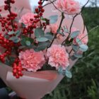 Букет с илексом и эвкалиптом Персиковый снег Фото 2